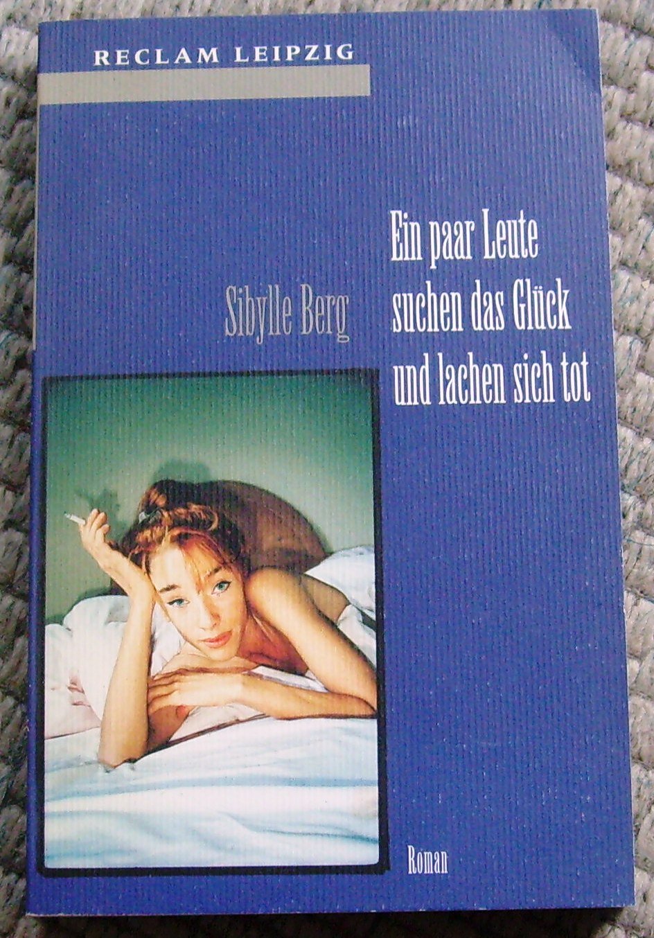 Ein Paar Leute Suchen Das Glück Und Lachen Sich Tot : Roman. Reclams Universal-bibliothek ; Bd. 1577