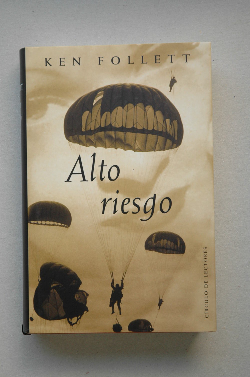 Alto Riesgo / Kent Follett ; Traducción de José Antonio Soriano