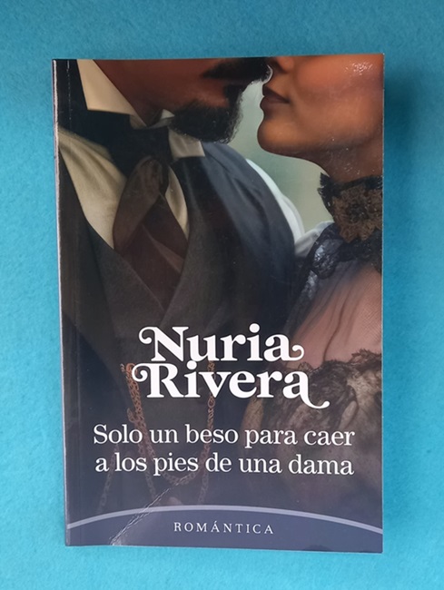 Solo un beso para caer a los pies de una dama