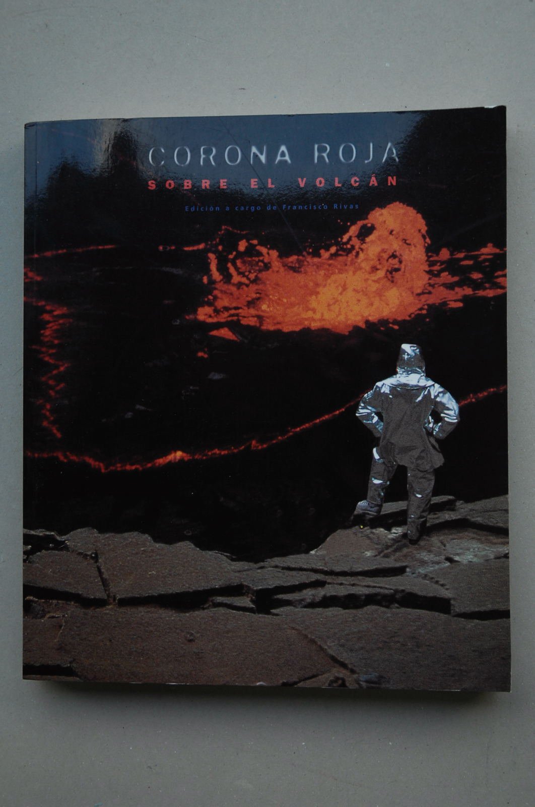 Corona roja sobre el volcán