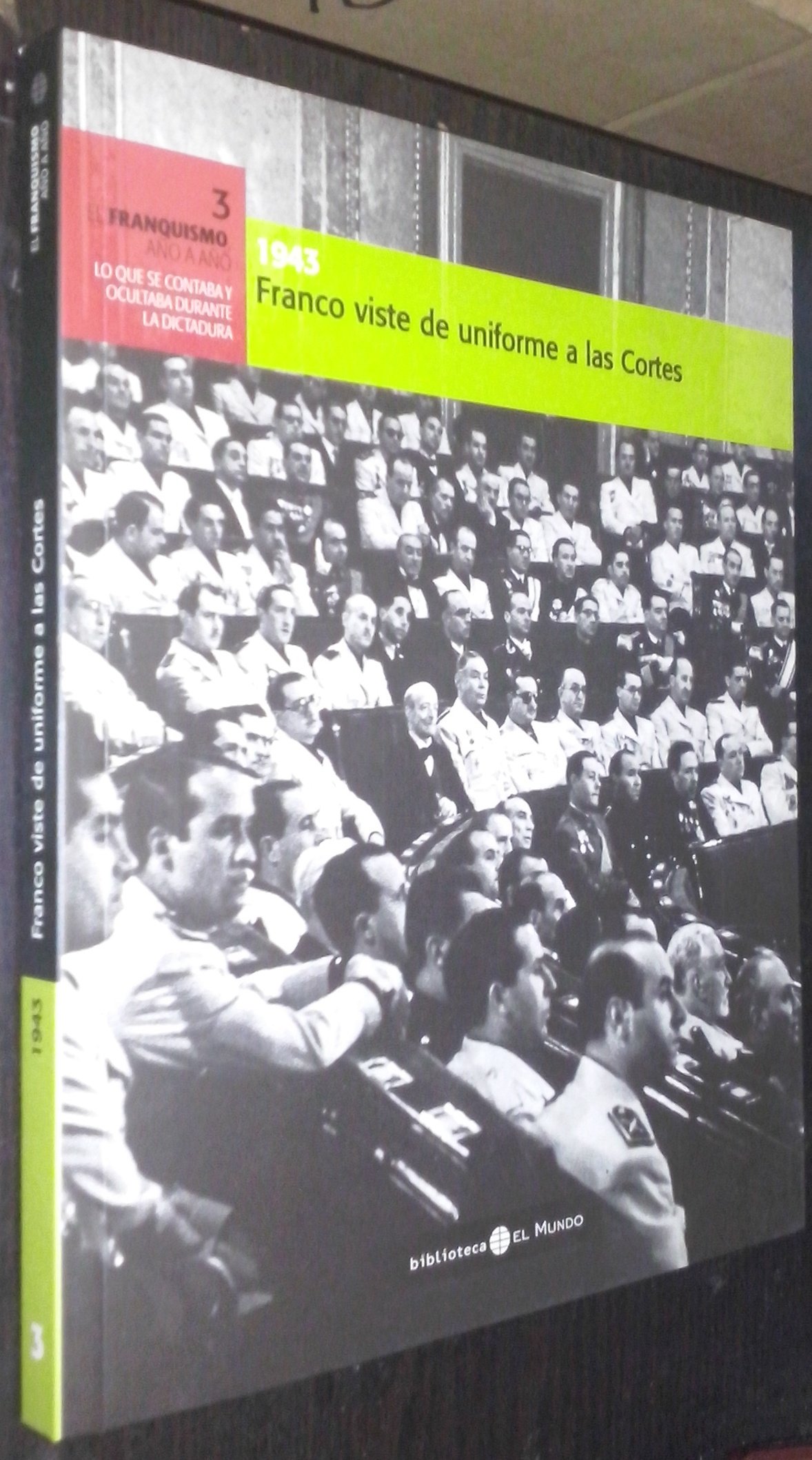 1943: Franco viste de uniforme a las Cortes